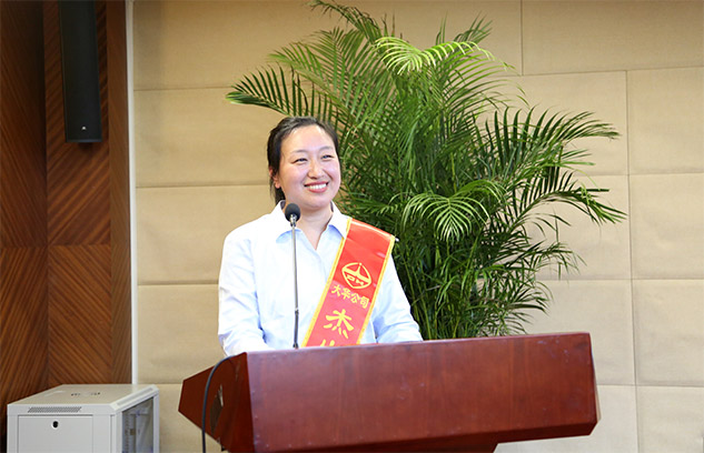 市場營銷中心劉巍巍、技術(shù)中心王夏偉代表杰出團隊及優(yōu)秀個人發(fā)言