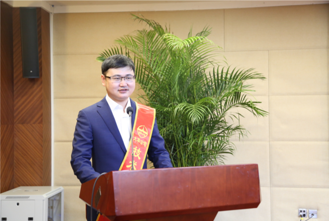 市場營銷中心劉巍巍、技術(shù)中心王夏偉代表杰出團隊及優(yōu)